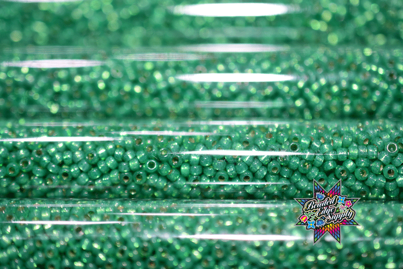 11/0 SL Alabaster Green 586 JSB