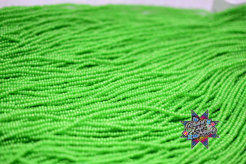 11/0 Green Pippin Alabaster